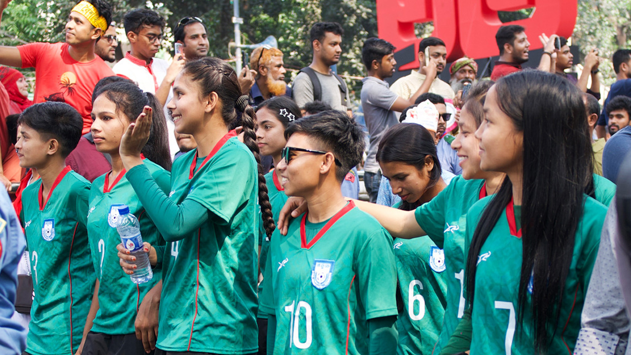 নববর্ষের র্যালিতে প্রথমবার অংশ নিয়ে যা বললো নারী ফুটবলাররা