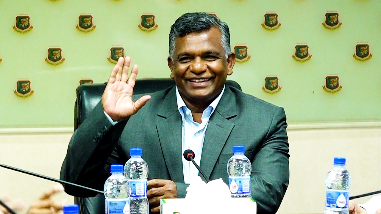 ৫ রান করতেই ৭ উইকেট গায়েব, যা বললেন বুলবুল