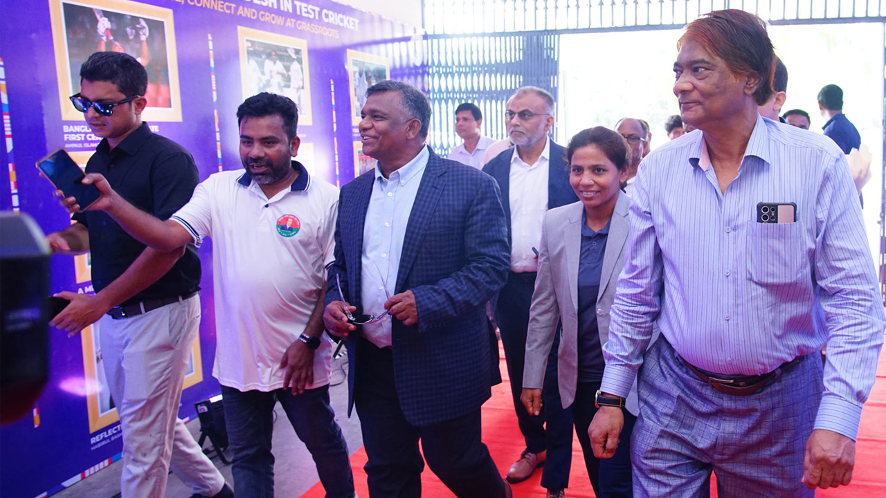 দেশ ছাড়লেন বিসিবি সভাপতি আমিনুল ইসলাম