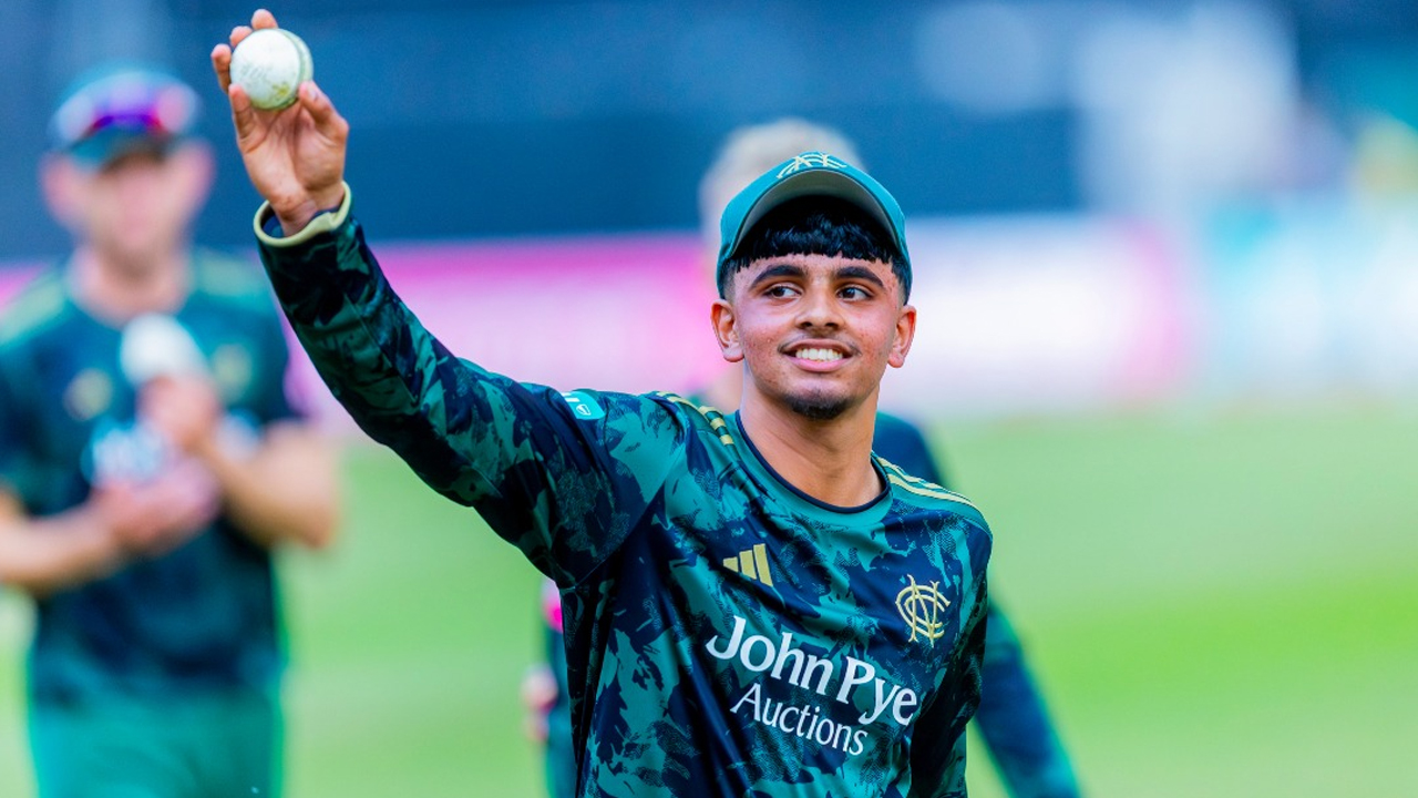হ্যাটট্রিকসহ ৫ উইকেট, ইতিহাস গড়লেন ১৭ বছরের স্পিনার