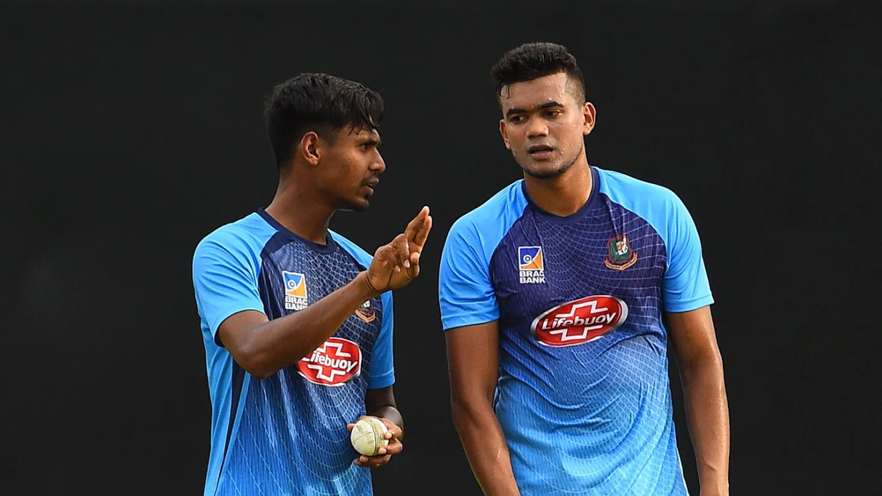 মাশরাফিকে ছাড়িয়ে যাওয়ার অপেক্ষায় তাসকিন-মোস্তাফিজ