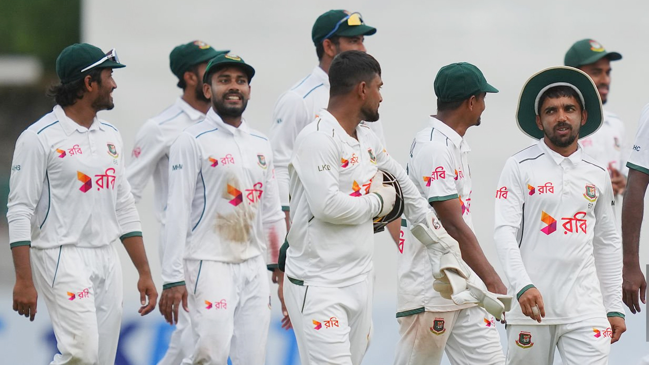 তাইজুলের একাই ৩২ ওভার, হতাশায় দিন পার বাংলাদেশের