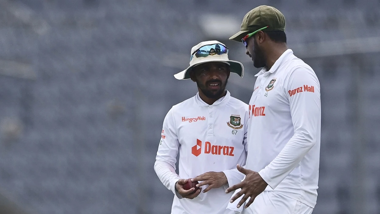 সাকিবকে ছাড়িয়ে যাওয়ার অপেক্ষায় মুমিনুল হক