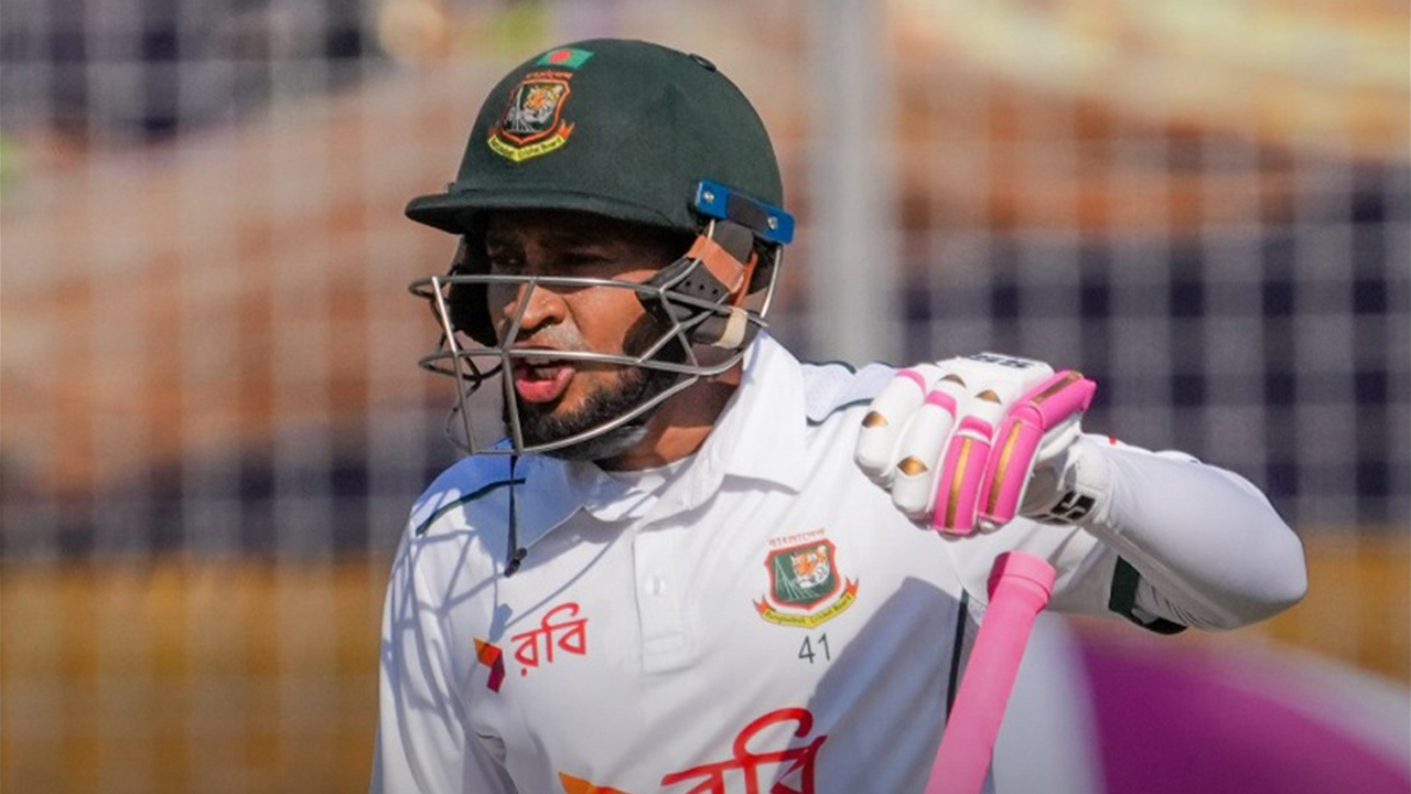 শততম টেস্টে ৯৯ রান করে দিন পার মুশফিকের