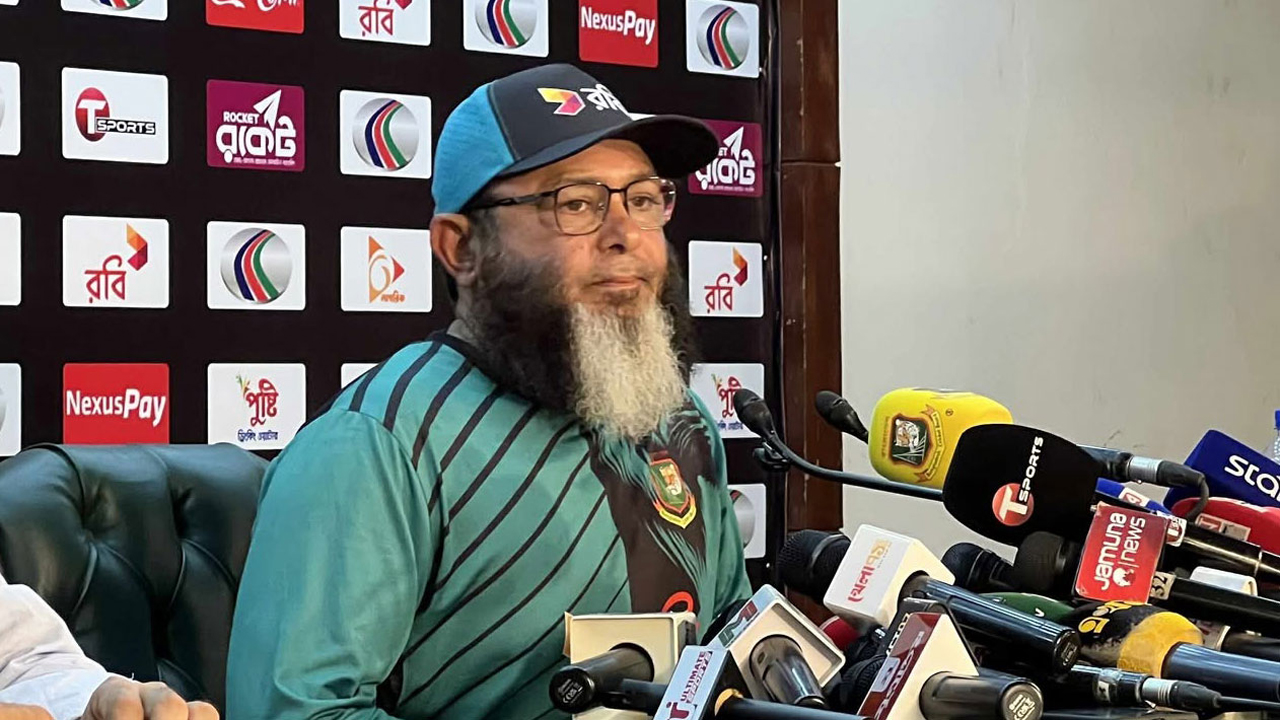 মিরপুরের চেয়েও বাজে পিচের গল্প শোনালেন কোচ মুশতাক