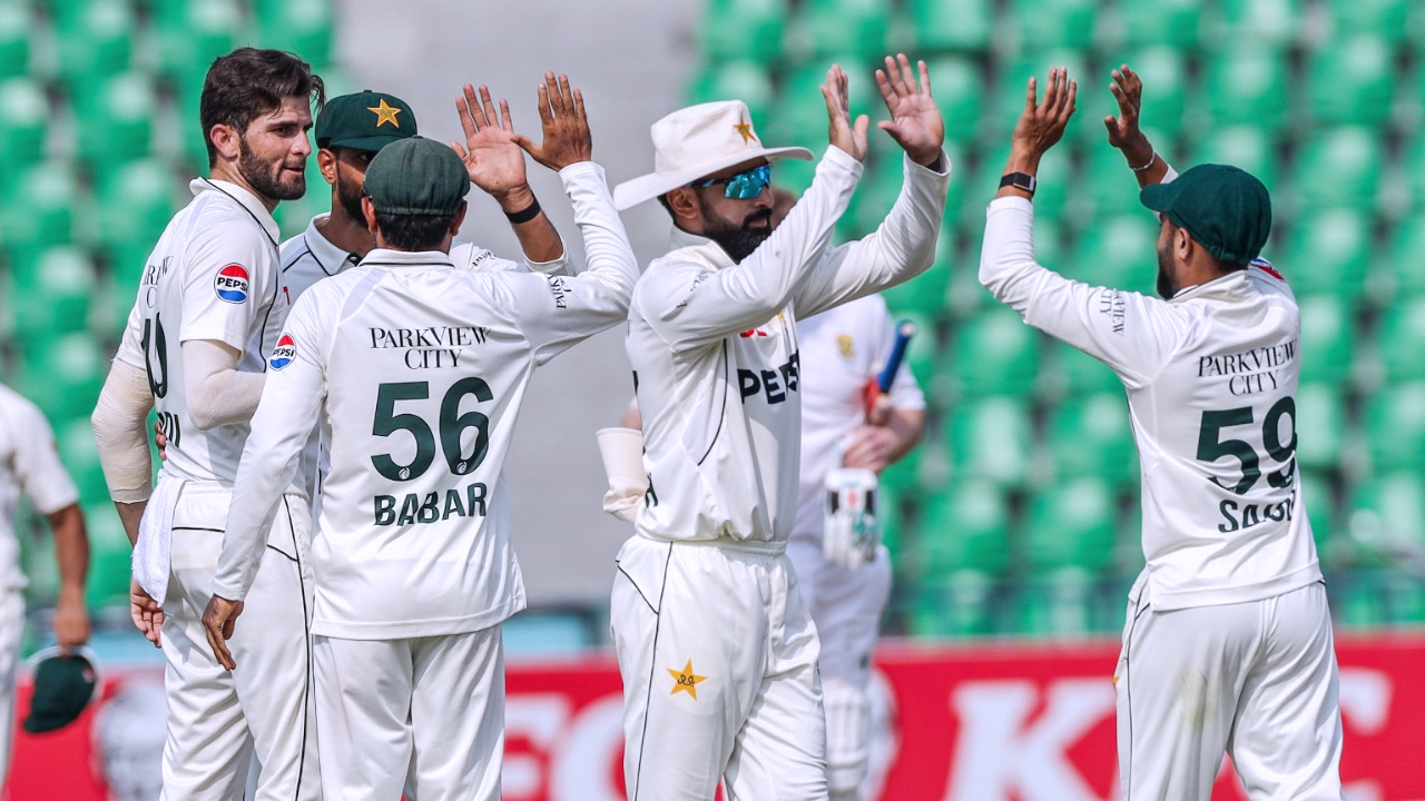 ঘরের মাটিতে বিশ্ব চ্যাম্পিয়নদের উড়িয়ে দিল পাকিস্তান