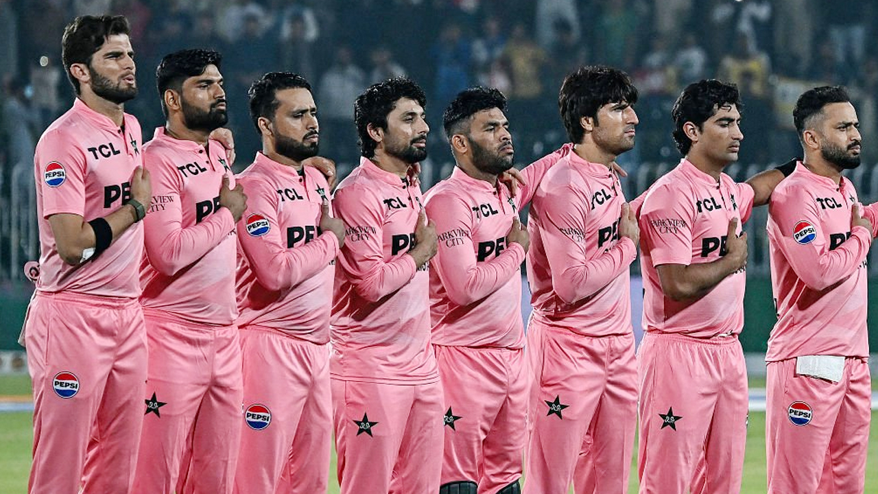 কেন গোলাপি জার্সি পরে খেলছে পাকিস্তান?