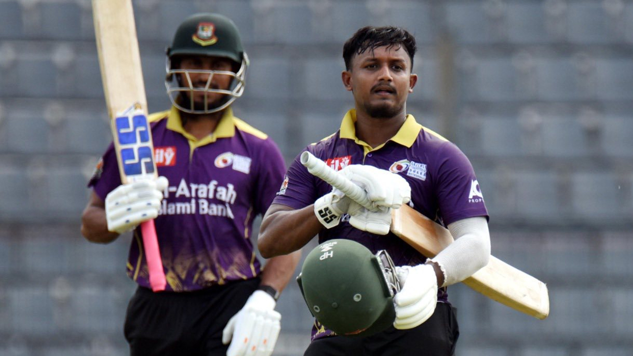 অভিষেকেই আইচ মোল্লার ফিফটি, জয় পেল দুই ঢাকা