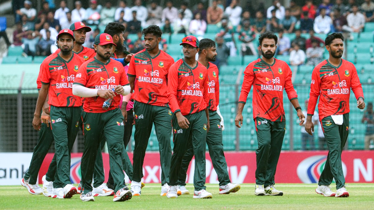 চট্টগ্রামের মাঠে খেলল বৃষ্টি, ড্রেসিংরুম থেকে বিদায় নিলেন লিটনরা
