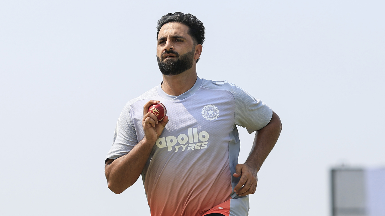 ৫০ কিলোমিটার পথ পেরিয়ে ভারতের টেস্ট দলে আকিব নবী