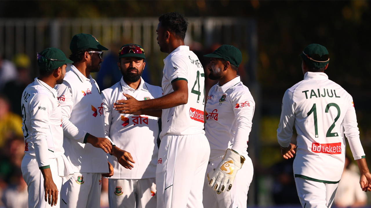 ১৮ উইকেট হারানোর দিনে বাঁহাতি পেসারদের দাপট