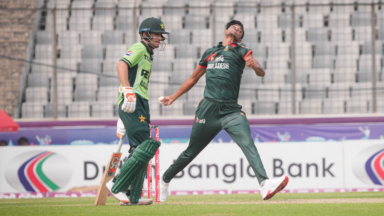 ৯৭৮১ দিন পর এমন দিন দেখল পাকিস্তান