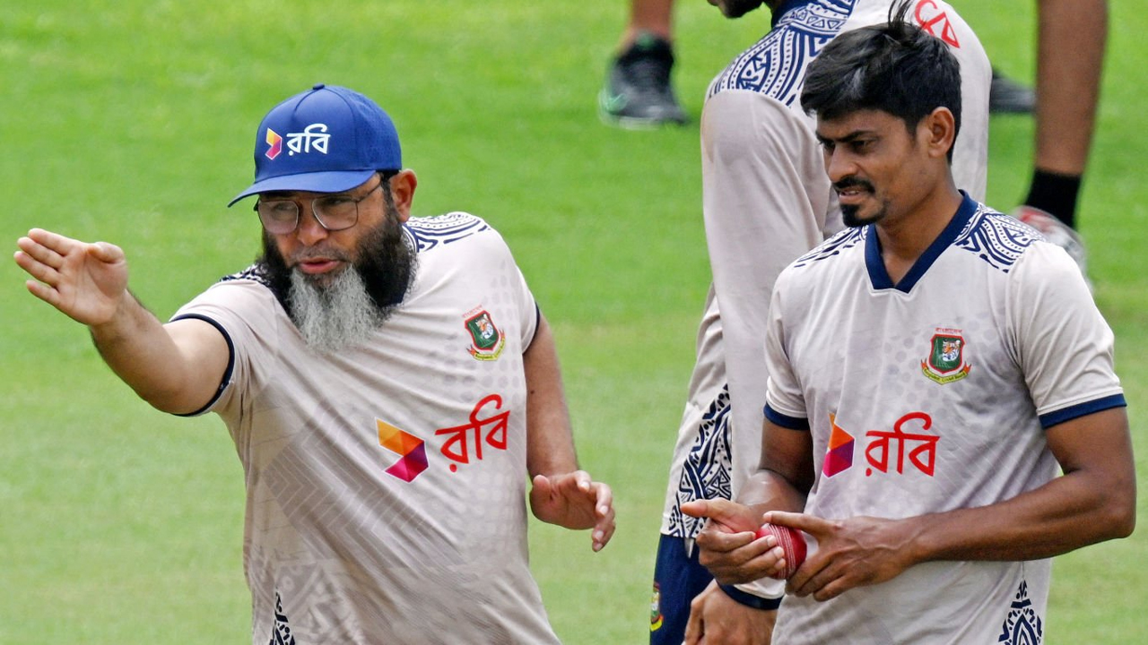 মিরাজ-তাইজুল নিলেন ২২ উইকেট, তবুও কেন মন খারাপ স্পিন কোচের?