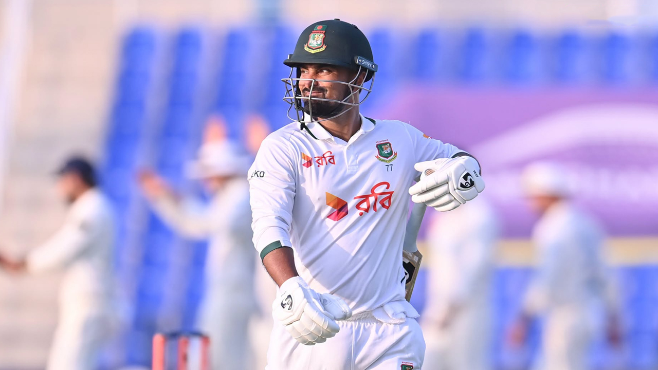 ব্যাটিং ধস সামলে ৩১৭ রানে দিন পার বাংলাদেশের